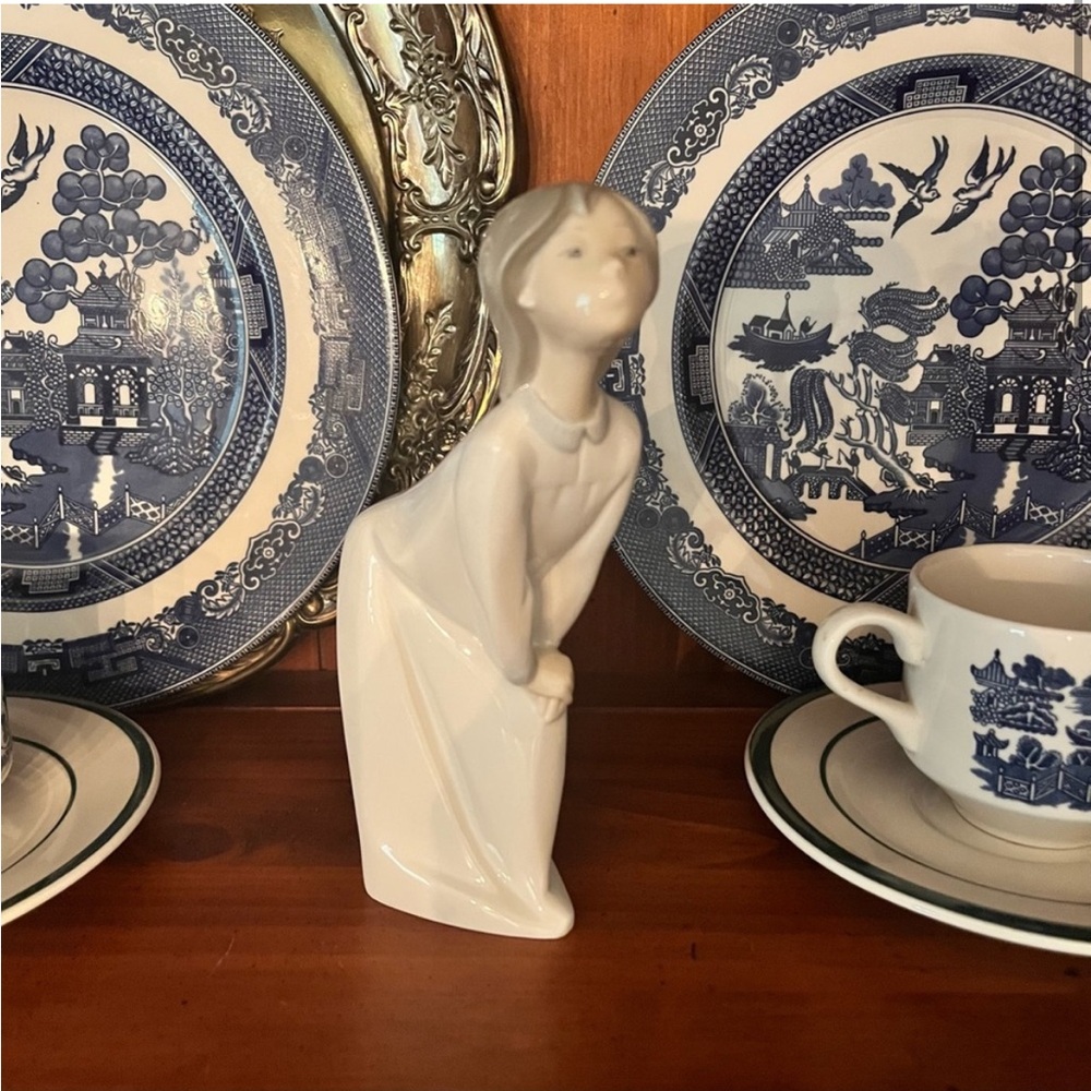 Lladro Nao Retired Young Girl Blowing Kiss
Ceramic Figurine Classic Decor
